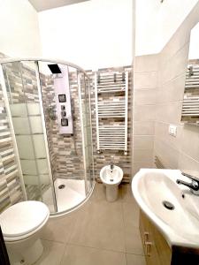 都灵Lugaro Guest House的带淋浴、卫生间和盥洗盆的浴室