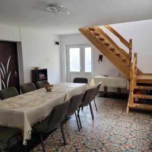 奥尔绍瓦Casa UILA的配有桌椅和楼梯的房间