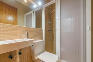 福尔内利斯Tramontana 115 P1的带淋浴、卫生间和盥洗盆的浴室