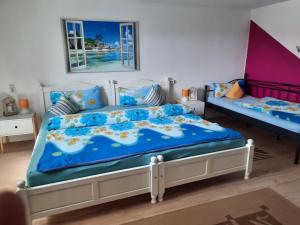Meißenheimmarielies-urlaubsstube的一间卧室配有一张带蓝色棉被的床
