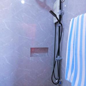 LaurelBaywalk Suites Batangas的带淋浴的浴室