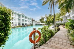 道格拉斯港Beach Club Port Douglas Luxury Apartments的救生员度假村的游泳池