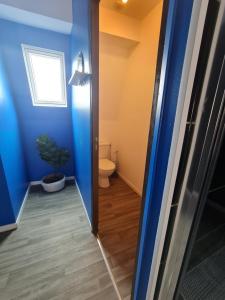 鲁贝NG SuiteHome - Lille I Roubaix Centre I 121 - Gamer - Arcade de jeux - Netflix - Wifi的一间带卫生间和蓝色墙壁的浴室