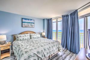 默特尔比奇Beachside Retreat North Myrtle Beach Condo!的一间卧室配有一张蓝色墙壁和窗户的床
