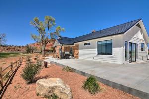 卡纳布Modern Ranch House with Fire Pit and Valley Views的沙漠中的家,有车道和房子