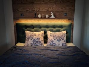 哈普萨卢Kristella Kesklinna Apartment的一间卧室配有一张带蓝色和白色枕头的床