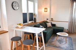 哈普萨卢Kristella Kesklinna Apartment的客厅配有沙发和桌椅