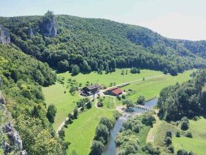 弗瑞迪根昂德唐Gasthaus Jägerhaus的河岸边田野房屋的空中景观