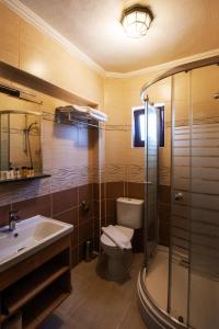 博兹贾阿达岛Ebruli Hotel的浴室配有卫生间、盥洗盆和淋浴。