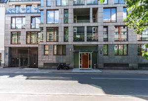 里加Cozy river-side apartment right in Riga的停在前面的一座带摩托车的建筑