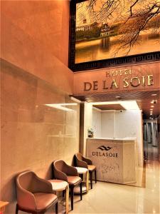 河内DE LA SOIE Hotel & Travel的大堂里一排带标志的椅子