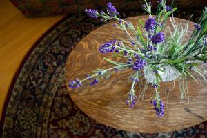 贝菲尔德Harbor Hill House的木桌上紫色花瓶