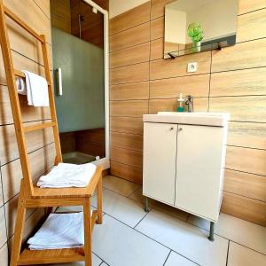拉尔布雷勒特米努斯酒店的浴室设有水槽、椅子和镜子
