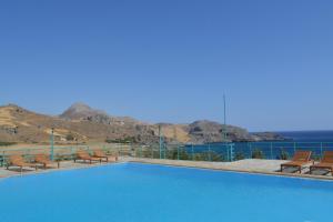 丹诺尼Sokol Resort的一个带长椅和山脉的游泳池