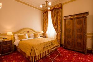 巴勒莫瓦格纳大酒店的一间卧室设有一张床和一个大窗户