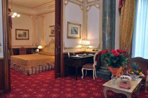 巴勒莫瓦格纳大酒店的一间卧室配有一张床和一张书桌