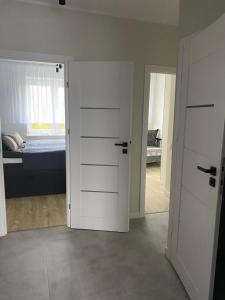 格但斯克Apartament Skipper的卧室设有通往床的门