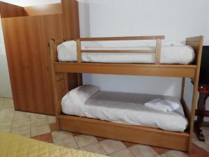 皮尔斯亚贝勒吉利亚小旅馆的配有两张双层床的客房