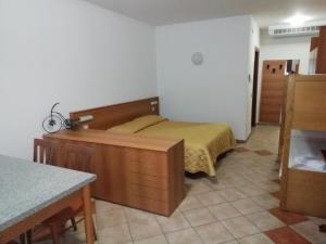 皮尔斯亚贝勒吉利亚小旅馆的卧室配有一张床和一张桌子
