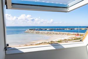 库兹尼卡Kusfeld的从窗户可欣赏到海滩景色