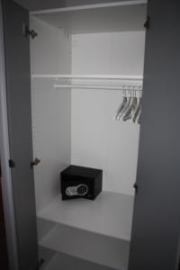 格但斯克Apartament Skipper的步入式衣柜,配有收音机和餐具