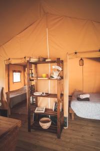 RougnatLe Noyer的帐篷内带两张双层床的客房