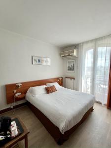 圣让-德吕兹科尔伯特酒店的一间卧室设有一张大床和一个大窗户
