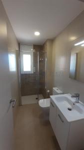 托里代巴拉Apartamentos Dins Mar Apto. 2的浴室配有卫生间、盥洗盆和淋浴。