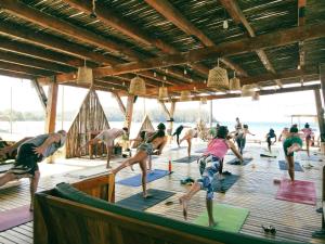 普拉纳维瑙Selina Playa Venao的一群人在木甲板上做瑜伽