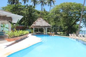 纳玛塔库拉芒果湾度假村的度假村的游泳池设有椅子和凉亭