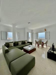 哈马马特Soltane Résidence的客厅配有绿色沙发和桌子