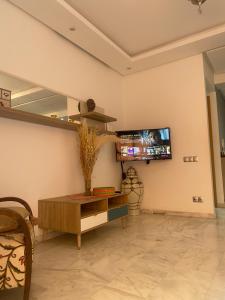 马拉喀什Holiday signature的客厅的墙上配有电视