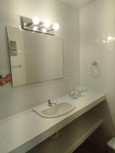 波托韦洛ScubaPortobelo的白色的浴室设有水槽和镜子