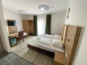 莱比锡City Rooms Gede的酒店客房设有床和客厅。