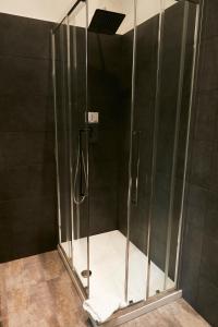 米兰LA CORTE LUXURY APARTMENT的浴室内带玻璃淋浴间