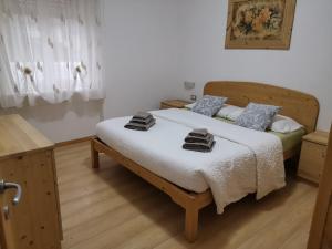 莱维科特尔梅Appartamenti Casa Prandel的一间卧室配有一张床,上面有两条毛巾