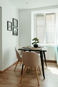 米卢斯La DOLCE Villetta - appartement de Standing的一间带桌椅的用餐室