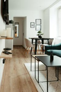 米卢斯La DOLCE Villetta - appartement de Standing的客厅配有桌椅