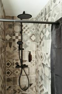 米卢斯La DOLCE Villetta - appartement de Standing的浴室内配有淋浴和头顶淋浴