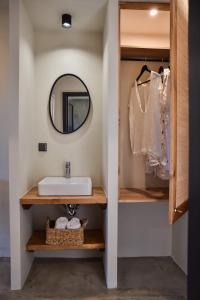库基尼坎尼奥Mira Living Concept Suites Adults Only的一间带水槽和镜子的浴室