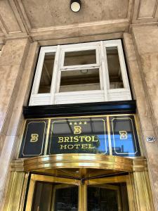 布宜诺斯艾利斯Bristol Hotel的前门到一个英国酒店