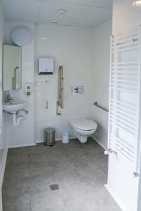 Santa Cruz de CampezoATERPE KANPEZU HOSTEL的白色的浴室设有卫生间和水槽。