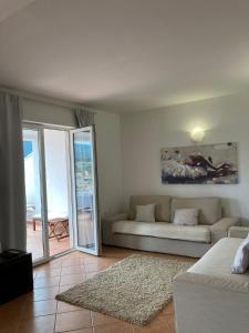 耶尔萨Casa di Giorgio的带沙发的客厅,享有海景