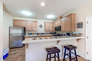 巴斯莱克Willard Lake House的厨房配有木制橱柜和不锈钢冰箱。
