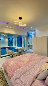 塔伊夫جنة الطائف的一间卧室配有一张大床和粉红色的床罩