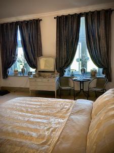 阿伯里斯特威斯Trawscoed Mansion,Central Wing的卧室配有床、桌子和窗户。