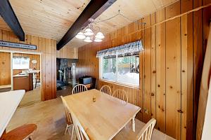 特拉基Conifer Donner的一间带木桌和椅子的用餐室