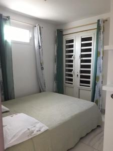 勒拉芒坦JONA APT的一间卧室设有一张大床和一个窗户。