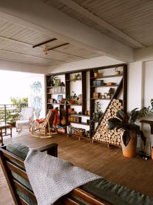 贾丁Casa NATIVO的客厅配有沙发和桌子