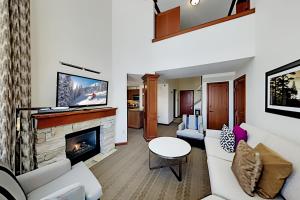 奥林匹克谷Resort at Squaw Creek's 806 & 808的带沙发和壁炉的客厅
